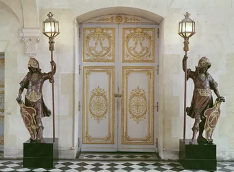 Türen zur Vorhalle gegenüber der Treppe
